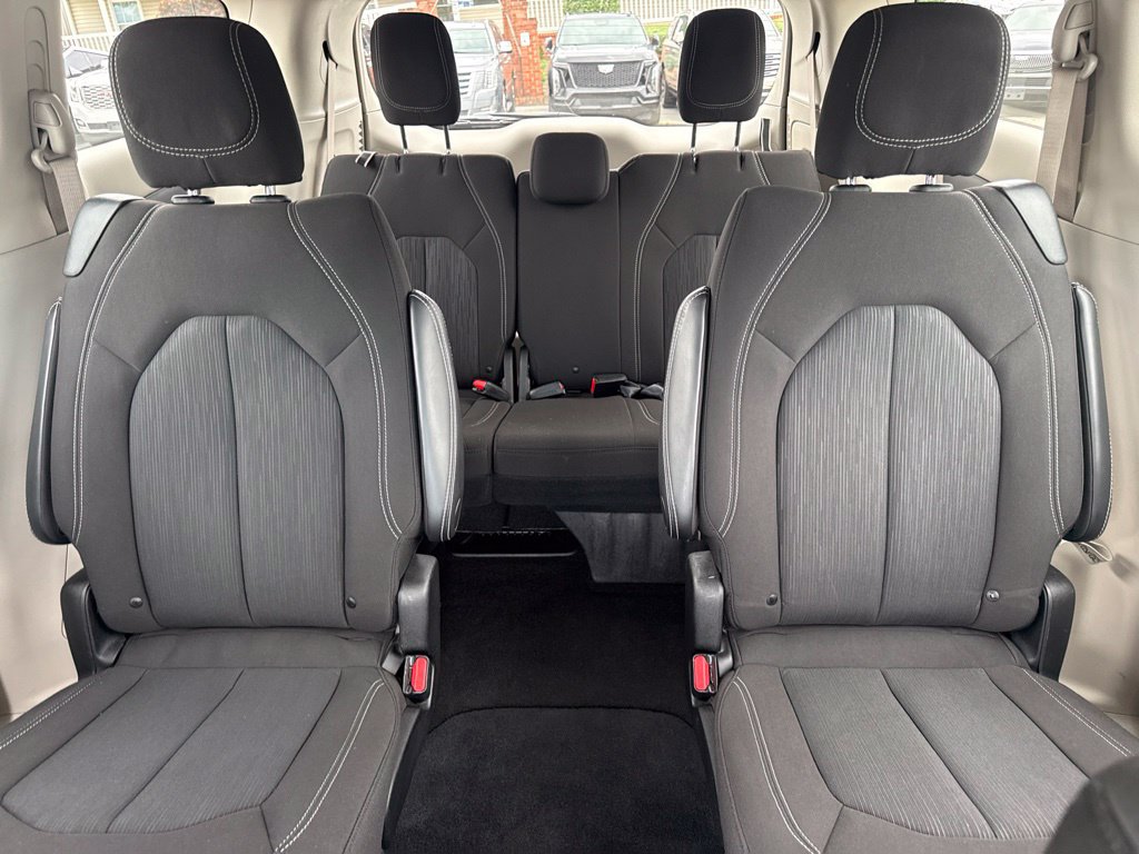 Used 2021 Chrysler Voyager LX FWD image 4