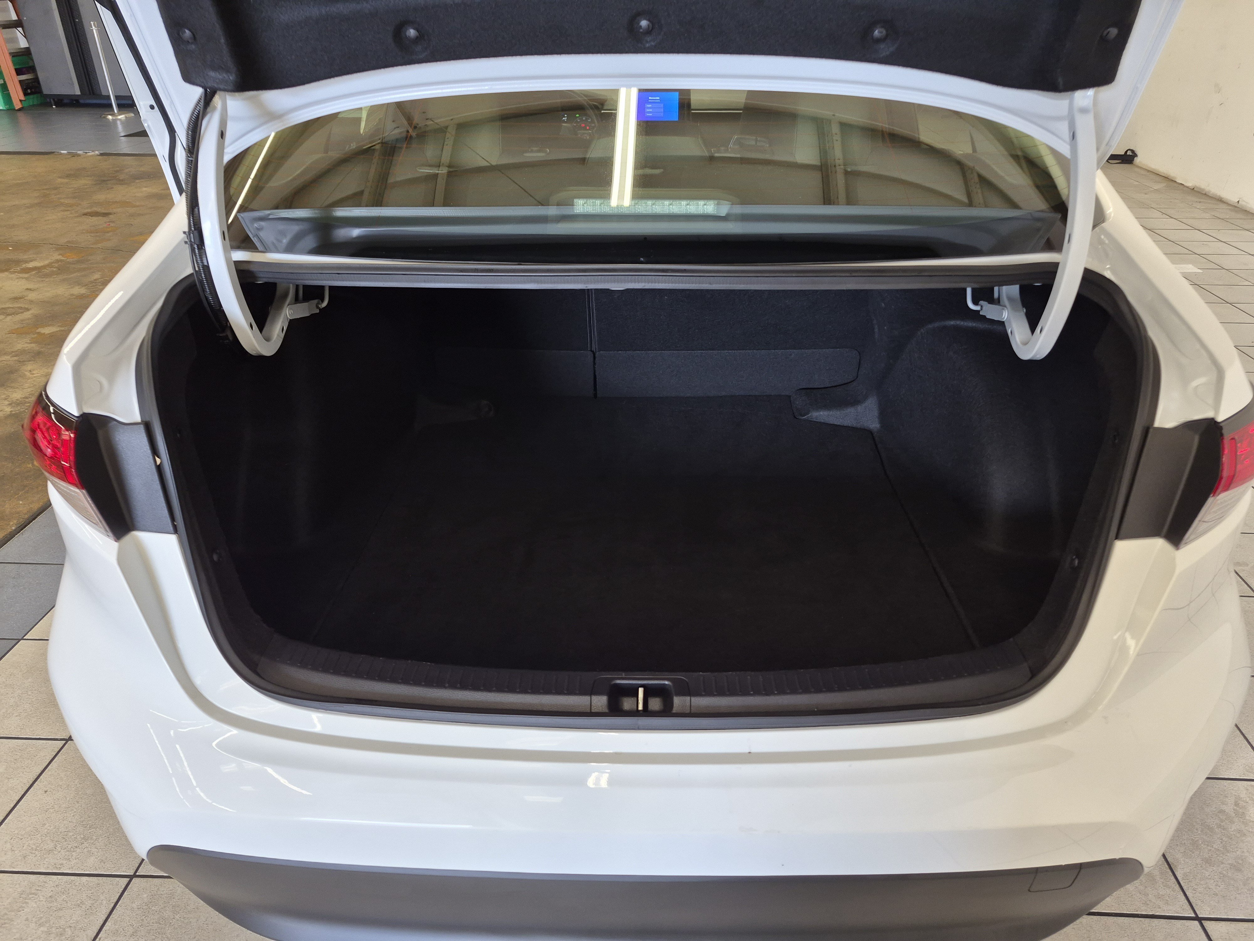 Used 2025 Toyota Corolla LE FWD image 9