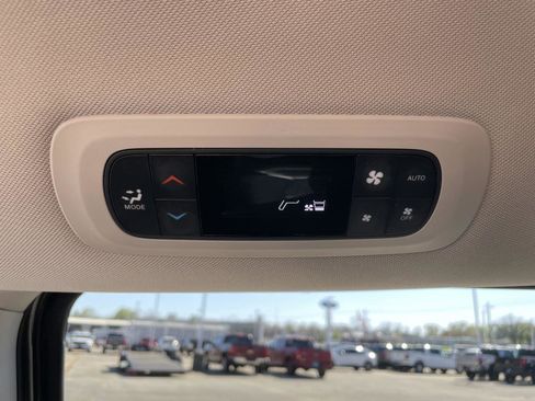 Used 2023 Chrysler Pacifica Touring-L image 39