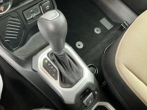 Used 2015 Jeep Renegade Latitude w/ Popular Equipment Group image 23