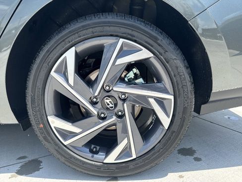 New 2025 Hyundai Elantra Limited image 9