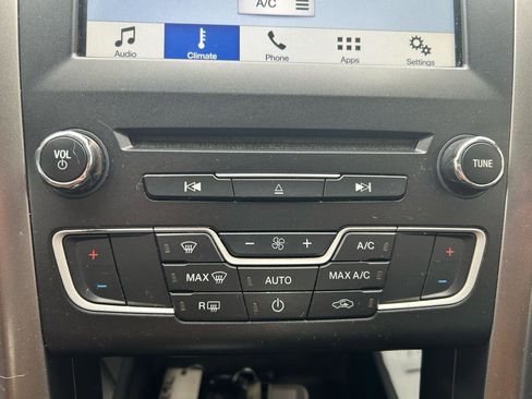 Used 2017 Ford Fusion SE w/ Fusion SE Technology Package FWD image 26