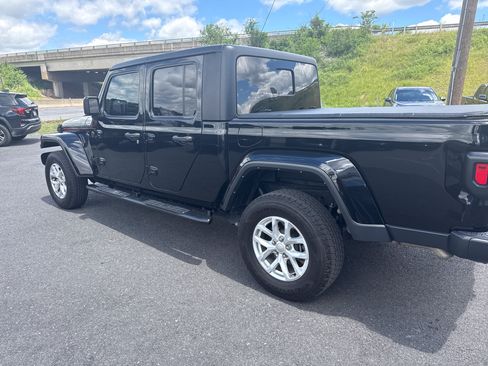Used 2023 Jeep Gladiator Sport AWD/4WD image 6