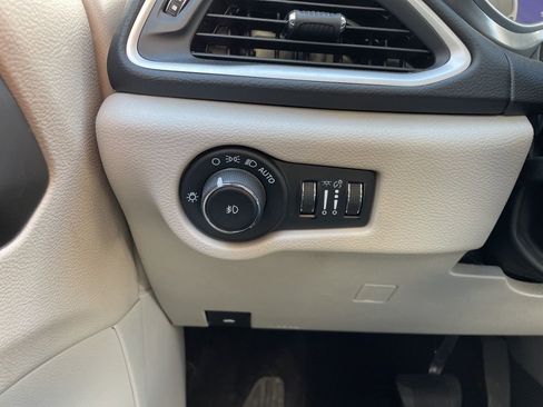 Used 2023 Chrysler Pacifica Touring-L image 26