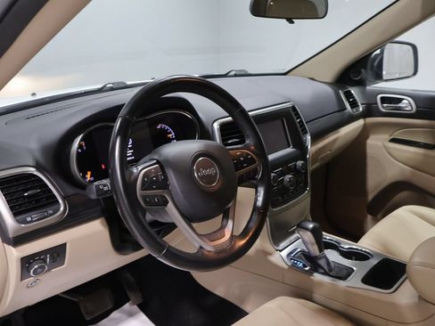 Used 2020 Jeep Grand Cherokee Laredo AWD/4WD image 15