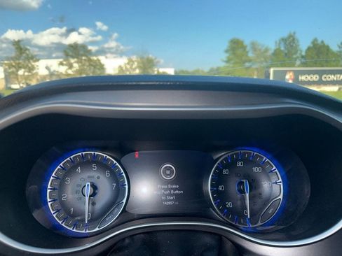 Used 2021 Chrysler Pacifica Touring-L FWD image 14