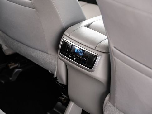 Used 2019 Toyota Highlander LE FWD image 38