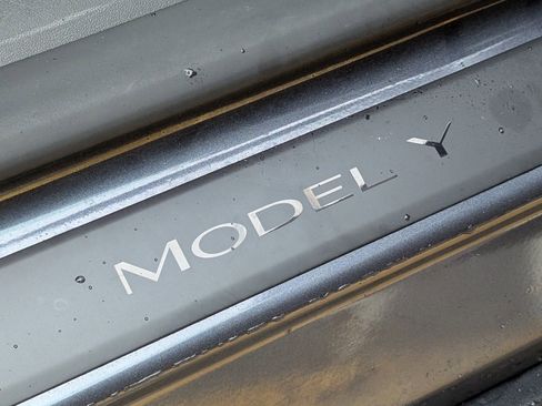 Used 2023 Tesla Model Y Long Range image 29