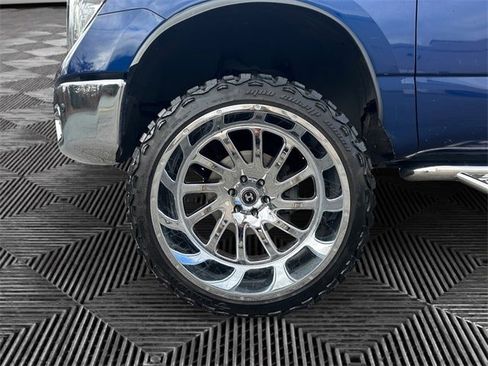 Used 2017 Nissan Titan SV image 14