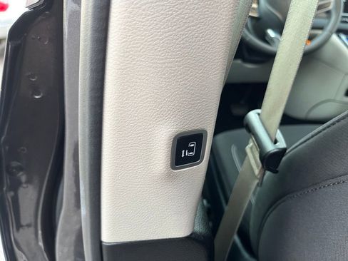 Used 2023 Chrysler Voyager LX image 31