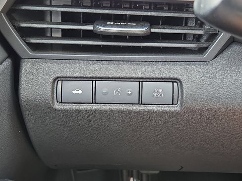 Used 2025 Nissan Altima 2.5 SV FWD image 24