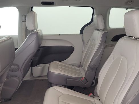 Used 2017 Chrysler Pacifica Touring-L image 13