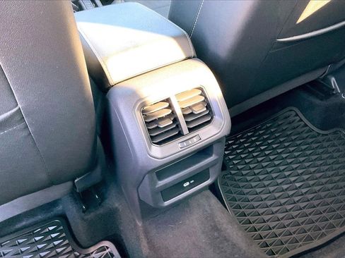 Used 2023 Volkswagen Taos SE w/ Panoramic Sunroof Package image 10