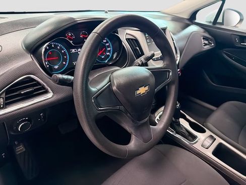 Used 2017 Chevrolet Cruze LS FWD image 10