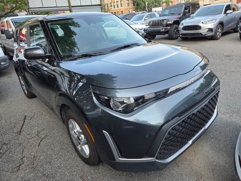 Used 2025 Kia Soul LX w/ LX Technology Package FWD image 3