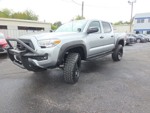 Used 2022 Toyota Tacoma SR image 3