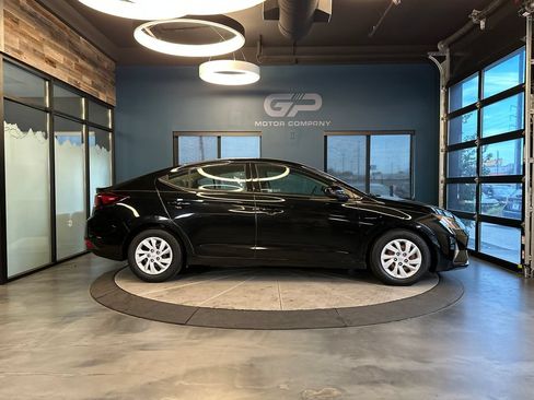 Used 2020 Hyundai Elantra SE FWD image 2