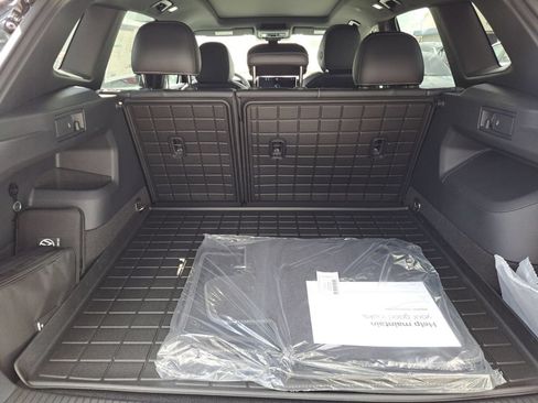 Used 2025 Volkswagen Tiguan SE R-Line FWD image 27