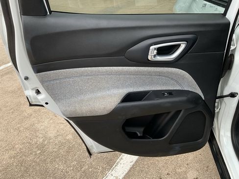 Used 2023 Jeep Compass Latitude image 17