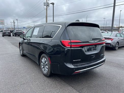 Used 2022 Chrysler Pacifica Touring-L w/ Uconnect Theater Family Group FWD image 3