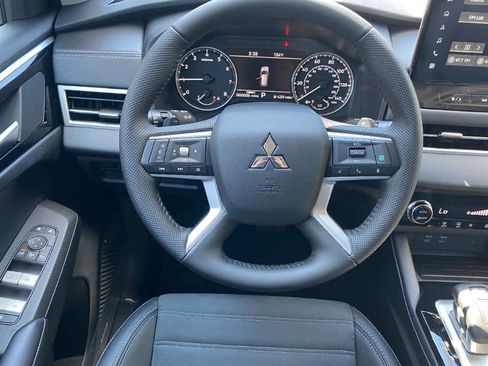 New 2025 Mitsubishi Outlander SE image 5