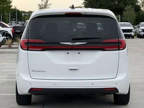 Used 2023 Chrysler Pacifica Touring-L FWD image 5