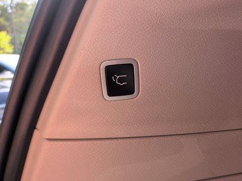 Used 2023 Chrysler Pacifica Touring-L FWD image 21