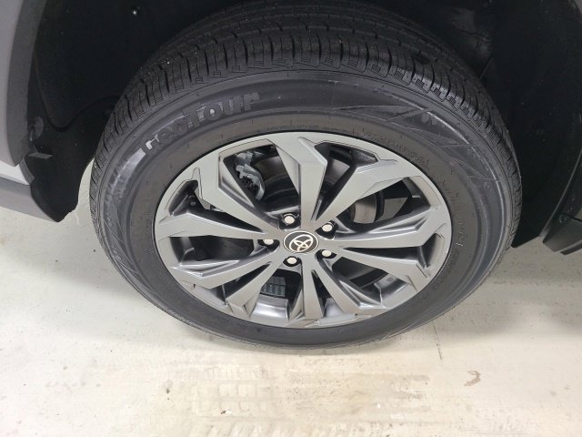 Certified 2022 Toyota RAV4 XLE Premium AWD/4WD image 38