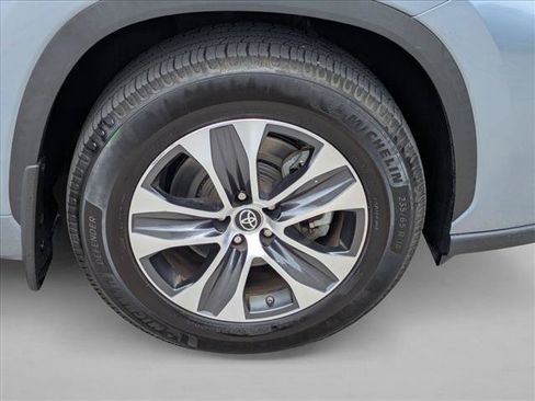 Used 2022 Toyota Highlander XLE FWD image 26