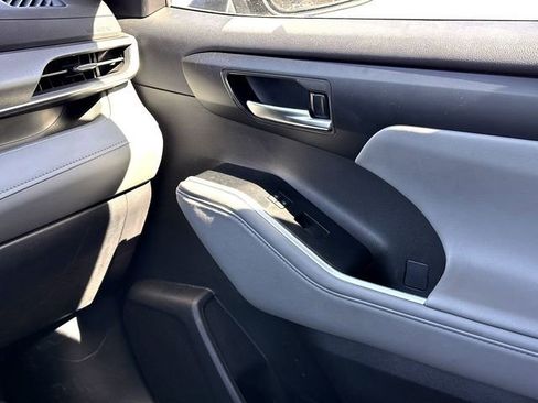 Certified 2025 Toyota Highlander XLE image 29