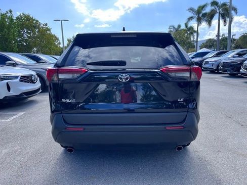Used 2022 Toyota RAV4 LE FWD image 3