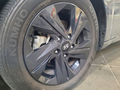 Used 2023 Hyundai Elantra Blue image 31