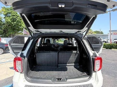 Used 2020 Ford Explorer XLT w/ Equipment Group 202A AWD/4WD image 18
