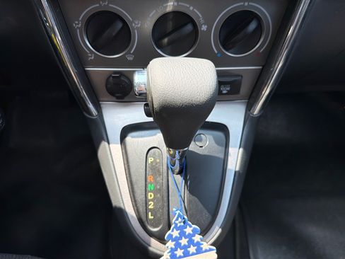 Used 2008 Pontiac Vibe w/ Preferred Package FWD image 17