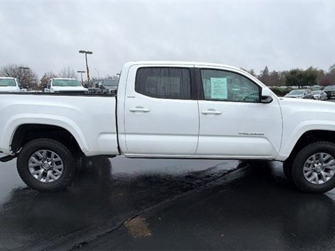 Used 2017 Toyota Tacoma SR5 image 3