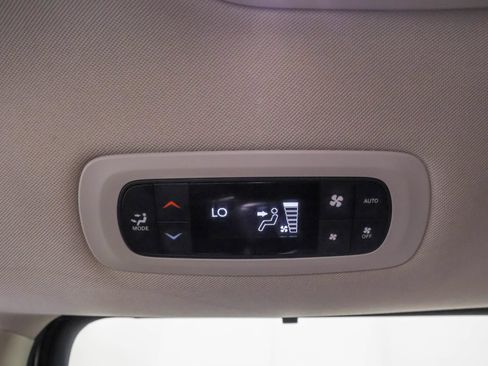 Used 2024 Chrysler Pacifica Touring-L FWD image 38