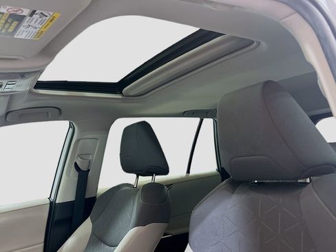Used 2020 Toyota RAV4 XLE w/ Convenience Package FWD image 18