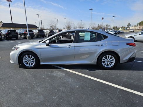 Used 2025 Toyota Camry LE image 4