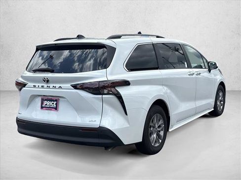 Certified 2026 Toyota Sienna XLE FWD image 5