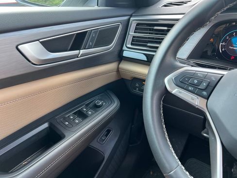 Used 2024 Volkswagen Atlas Cross Sport SE AWD/4WD image 19