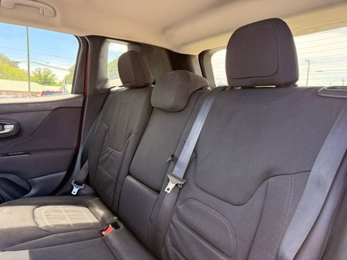 Used 2017 Jeep Renegade Altitude FWD image 13