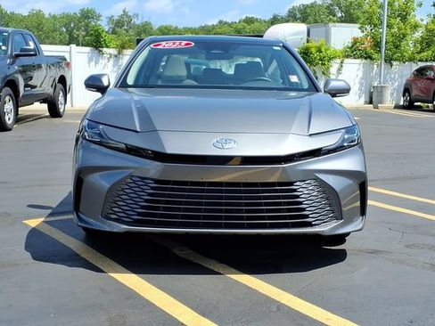 Used 2025 Toyota Camry XLE AWD/4WD image 2
