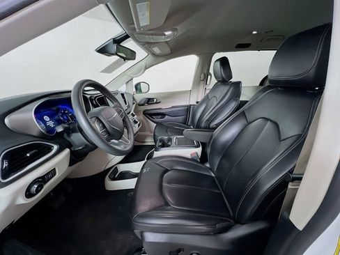 Used 2023 Chrysler Pacifica Touring-L FWD image 10