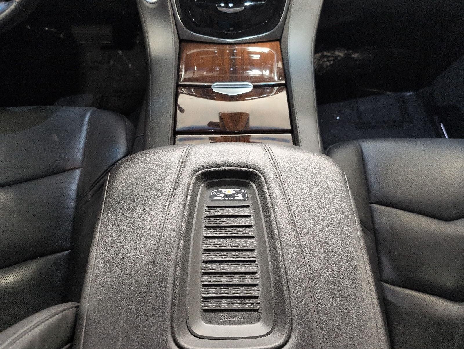 Used 2020 Cadillac Escalade Luxury w/ Escalade Sport Edition AWD/4WD image 16