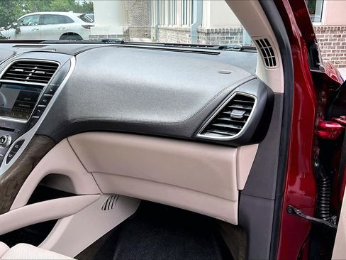 Used 2018 Lincoln MKX Reserve w/ Driver Assistance Package FWD image 19