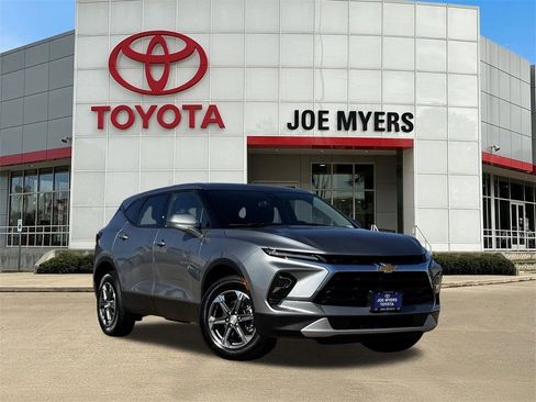 Used 2025 Chevrolet Blazer LT image 2