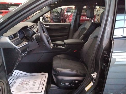 New 2025 Jeep Grand Cherokee Altitude image 9