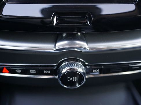 Used 2019 Volvo XC60 T5 Momentum w/ Multimedia Package image 27