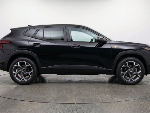 Used 2025 Chevrolet Trax LT FWD image 11
