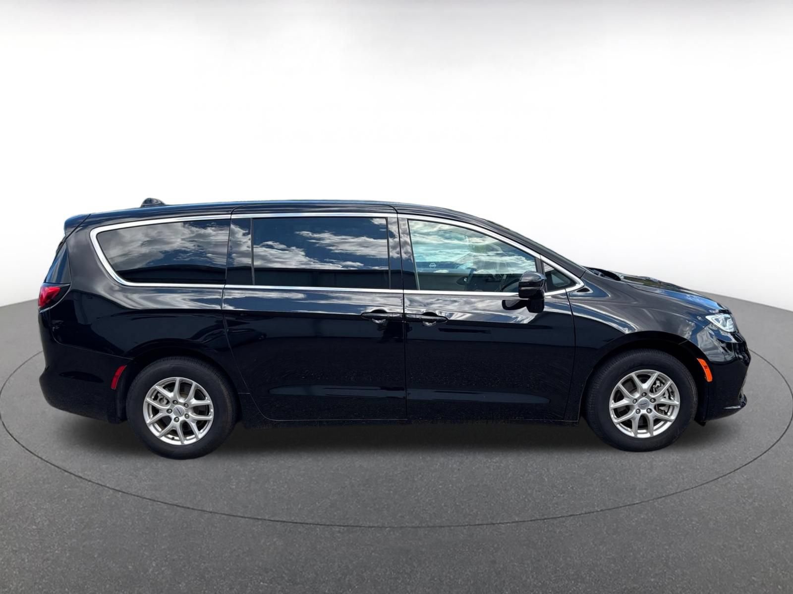 Used 2024 Chrysler Pacifica Touring-L FWD image 14